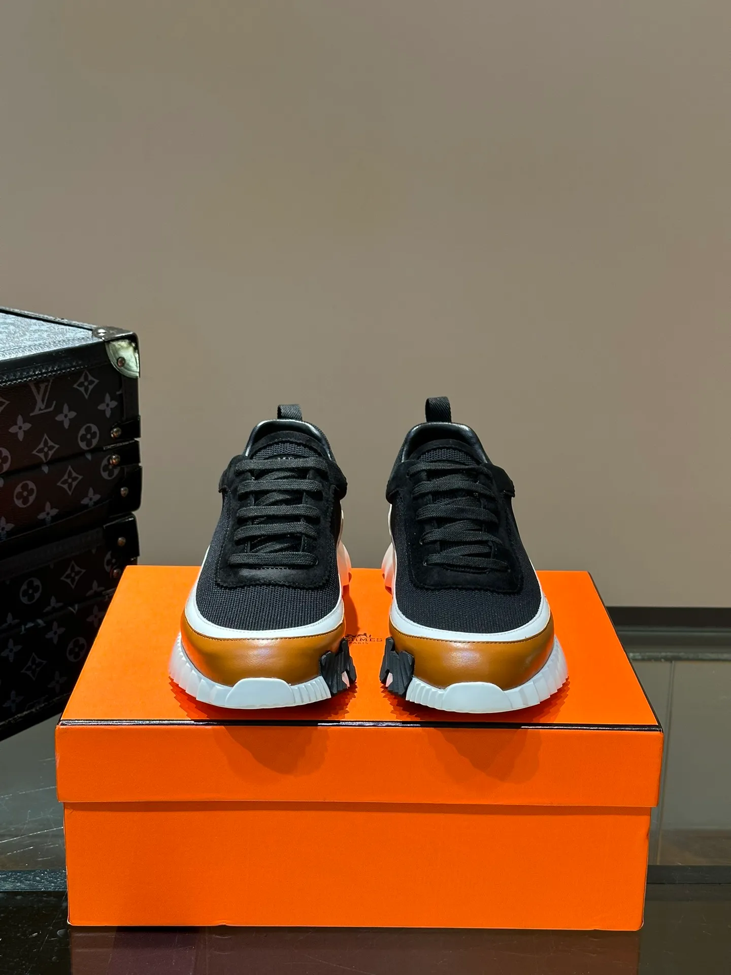 Men's shoes 💰p420 "hermes*" new men's casual sports shoes, the upper is made of cowhide leather and high-end mesh, imported materials, full of texture, the light sole is decorated with contrasting patterns, creating a versatile fashion style. Size: 38-44 (45.46 customized)